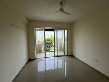 Room in 3 BHK Apartment at BPTP Amstoria, Sector 102 – for Rent