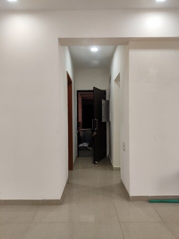 Room in 3.5 BHK Apartment at Ninex City, Sector 76 – for Rent