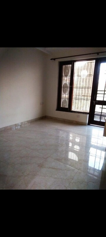Room in 3.5 BHK Apartment at Ram Shanti Apartment, Sector 52 – for Rent