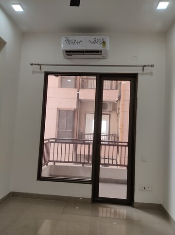 Room in 3.5 BHK Apartment at Ninex City, Sector 76 – for Rent