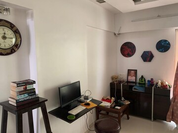 Team Area in 3 BHK Apartment at Khar West – for Rent