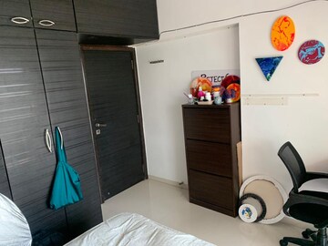 Furnished Amenities in 3 BHK Apartment at Khar West – for Rent