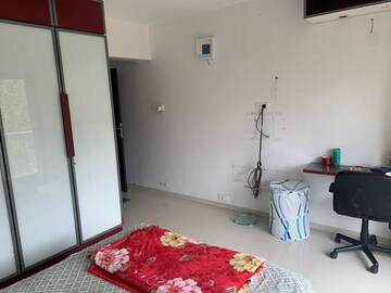 Room in 3 BHK Apartment at Khar West – for Rent