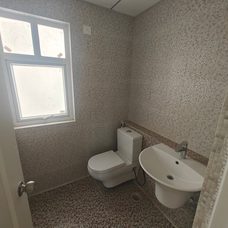 Bathroom, shree-vardhman-victoria 3.5 Bedroom 1950 Sq.Ft. Apartment In Sector 70 Gurgaon 8219149