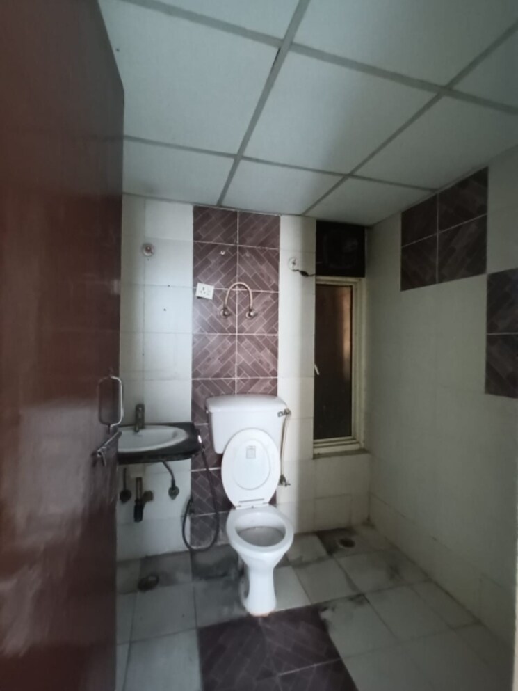 Bathroom, supertech-livingston 2 Bedroom 1000 Sq.Ft. Apartment In Sain Vihar Ghaziabad 8219167
