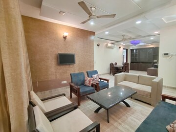 Team Area in 4 BHK Apartment at Sector 50 – for Rent
