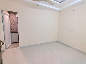 Room in 4 BHK Apartment at Sector 50 – for Rent