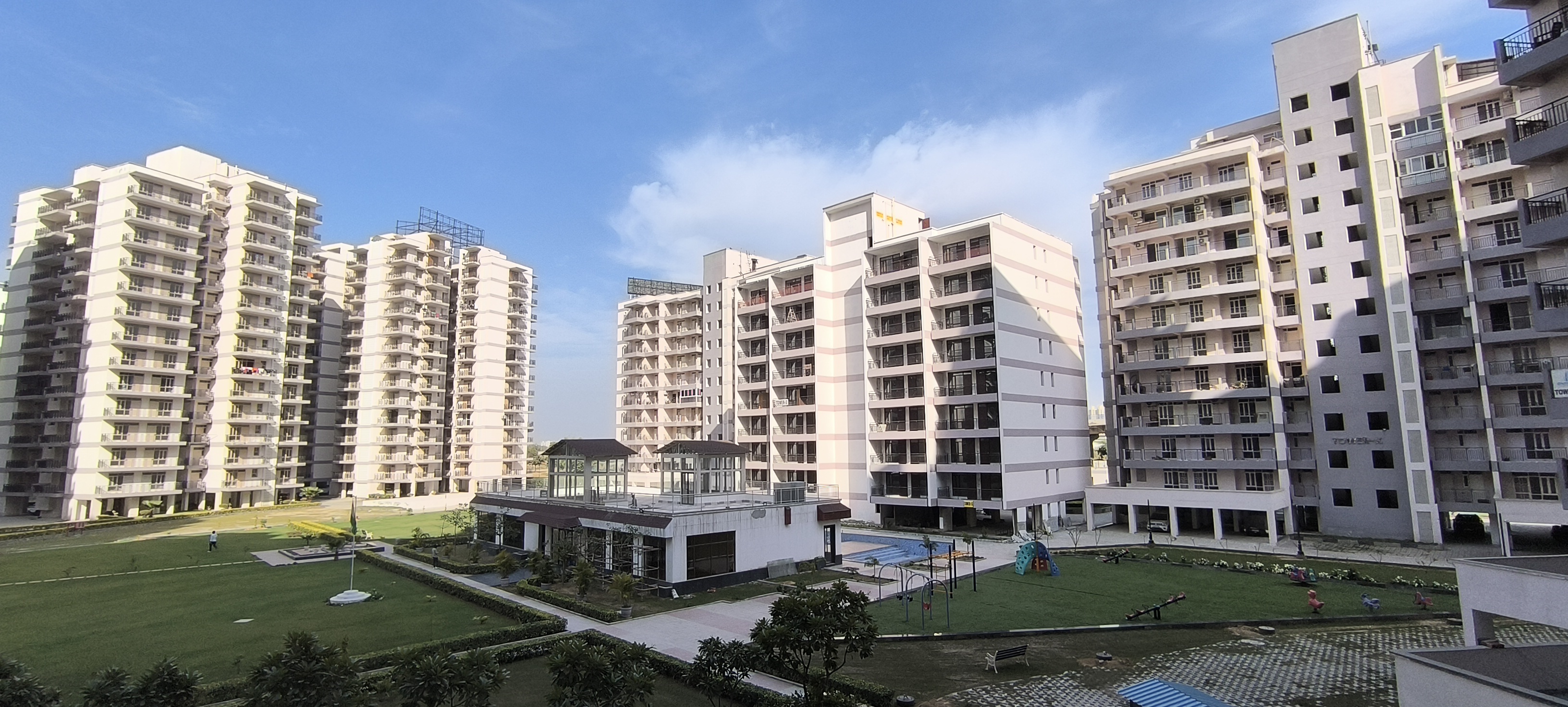 4 BHK + Servant Room,Extra Room Apartment For Sale in Cosmos Express 99