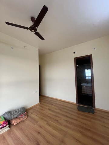 Room in 3 BHK Apartment at SD Astron Tower, Kandivali East – for Rent