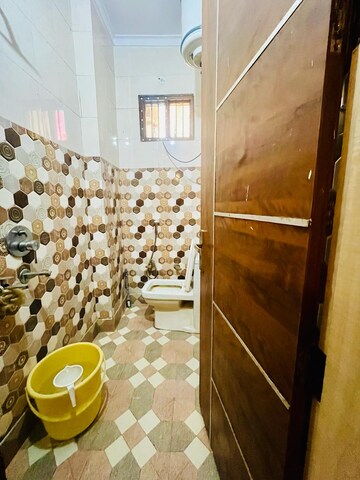 Attached Bathroom in 3 BHK Builder Floor at Dwarka Mor – for Rent