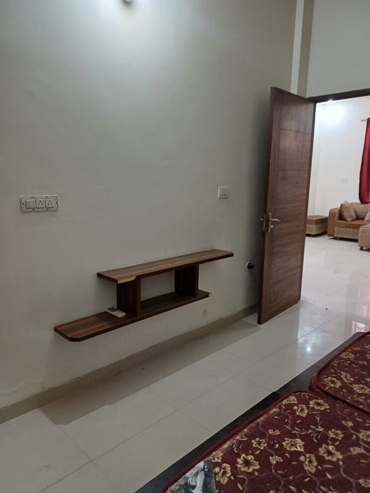 Room, sector 127 2 Bedroom 110 Sq.Yd. Apartment In Sector 127 Mohali 8219497