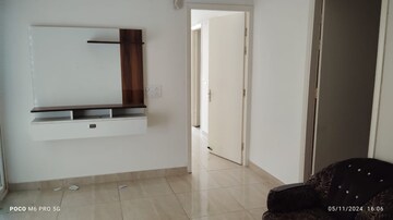 Room in 2 BHK Apartment at Gaur City 7th Avenue, Sector 4, Greater Noida – for Rent