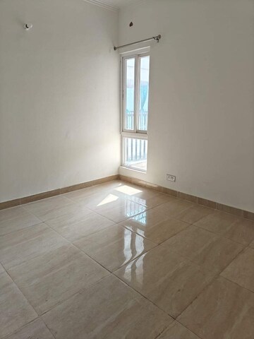 Room in 2 BHK Apartment at Gaur City 7th Avenue, Sector 4, Greater Noida – for Rent