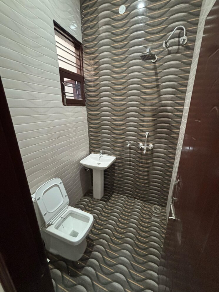 Bathroom, sector 127 2 Bedroom 118 Sq.Yd. Apartment In Sector 127 Mohali 8219536