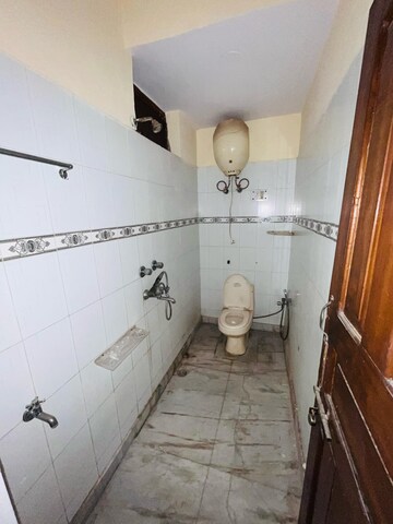 Bathroom in 3 BHK Apartment at Maple Heights, Sector 43 – for Rent