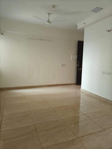 Room in 3 BHK Apartment at Gaur City 7th Avenue, Sector 4, Greater Noida – for Rent