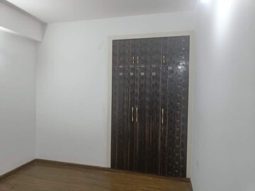 Room in 3 BHK Apartment at Gaur City 7th Avenue, Sector 4, Greater Noida – for Rent