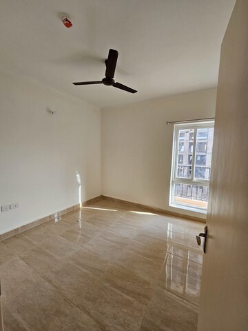 Room in 3 BHK Apartment at Gaur City 7th Avenue, Sector 4, Greater Noida – for Rent
