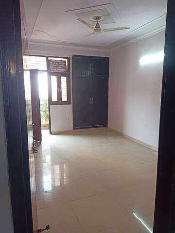 Room in 3 BHK Apartment at Proview Officer City, Raj Nagar Extension – for Rent