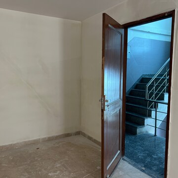 Room in 2 BHK Builder Floor at Sector 52 – for Rent