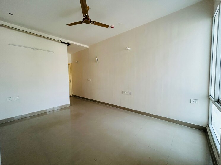Room, rof-aalayas-phase-2 3 Bedroom 864 Sq.Ft. Apartment In Sector 102 Gurgaon 8219802