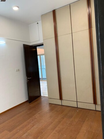 Room in 3 BHK Apartment at Lodha Bellissimo, Mahalaxmi – for Rent