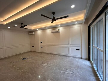 Room in 5 BHK Apartment at Salcon The Verandas, Sector 54 – for Rent