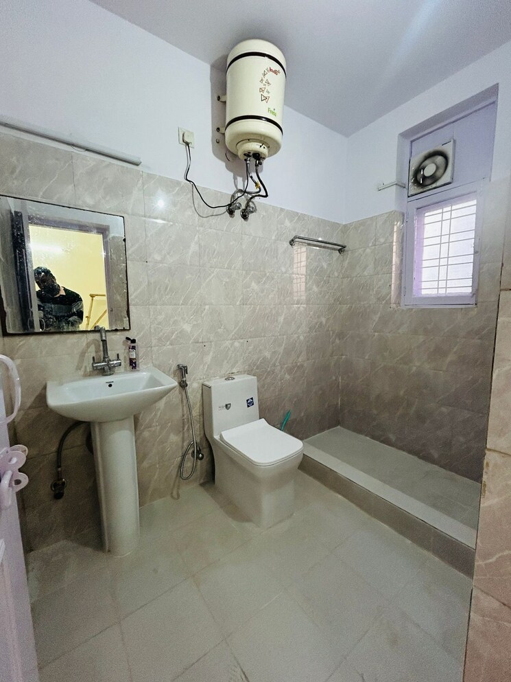 Bathroom, ansal-plaza-sector-23 2 Bedroom 1557 Sq.Ft. Independent House In Sector 23 Gurgaon 8220097