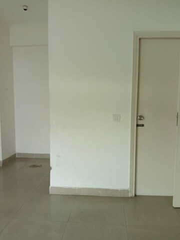Room in 3 BHK Apartment at Gaur City 2 - 11th Avenue, Sector 16c Greater Noida – for Rent