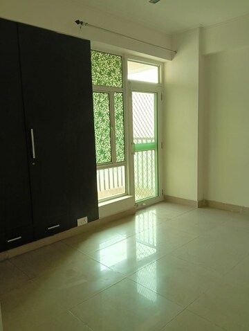 Room in 3 BHK Apartment at Gaur City 2 - 11th Avenue, Sector 16c Greater Noida – for Rent