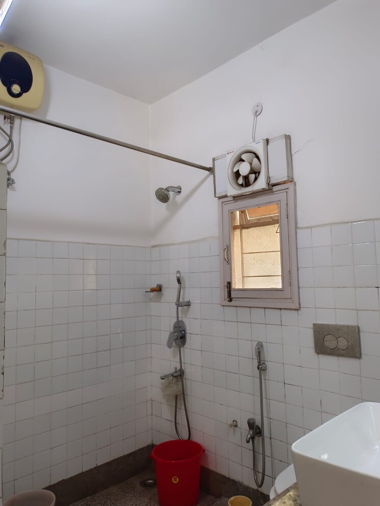 Bathroom, lajpat nagar 4 Bedroom 1800 Sq.Ft. Apartment In Lajpat Nagar Delhi 8220333