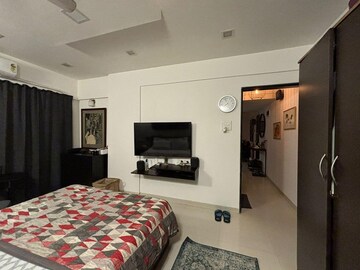 Bedroom in 1 BHK Apartment at Bandra West – for Rent