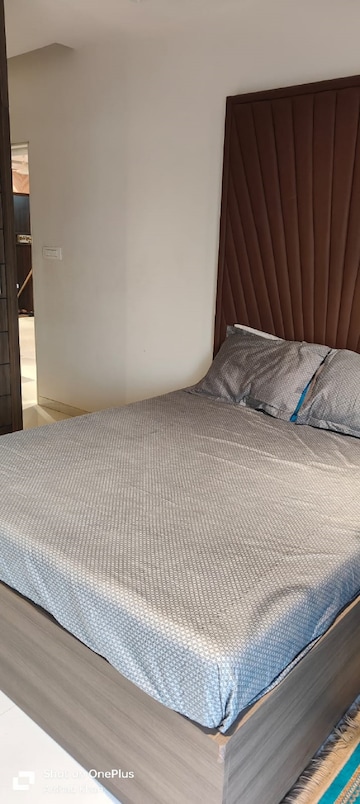 Bedroom in 2.5 BHK Apartment at Khar West – for Rent