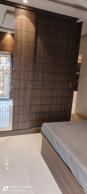 Bedroom in 2.5 BHK Apartment at Khar West – for Rent