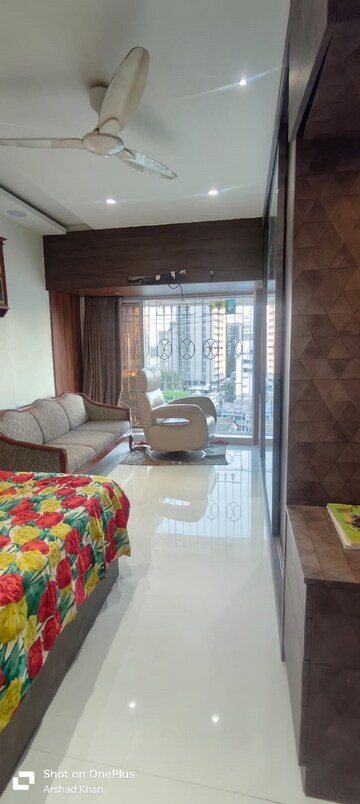 Bedroom in 2.5 BHK Apartment at Khar West – for Rent