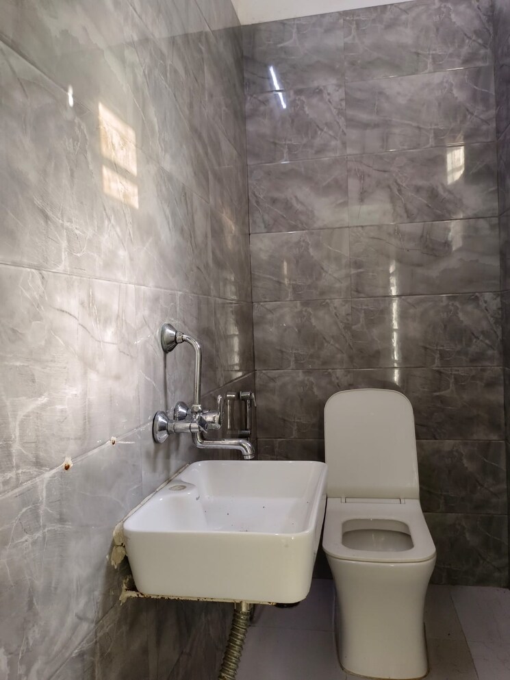 Bathroom, lajpat nagar 4 5 Bedroom 2300 Sq.Ft. Builder Floor In Lajpat Nagar 4 Delhi 8220359