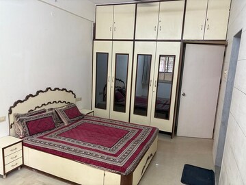Bedroom in 2 BHK Apartment at Khar West – for Rent
