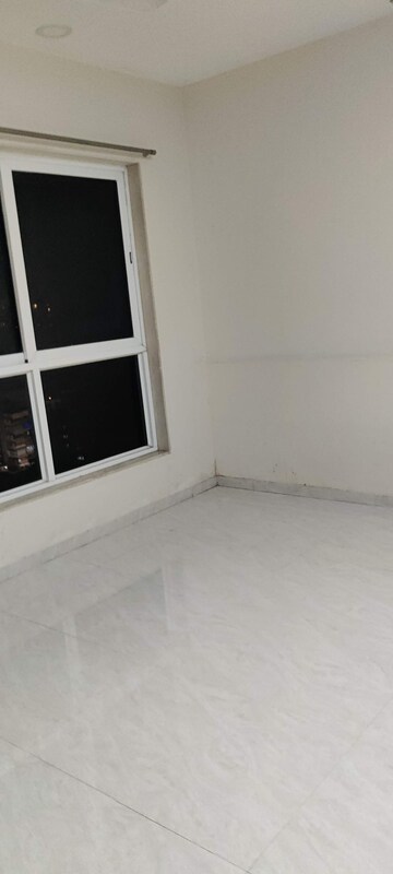 Room in 2 BHK Apartment at Supreme 19, Lokhandwala Township Kandivali – for Rent