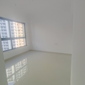 Room in 2 BHK Apartment at Kalpataru Immensa, Kolshet Road – for Rent