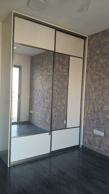 Room in 4 BHK Apartment at Tata Primanti-Tower Residences, Sector 72 – for Rent