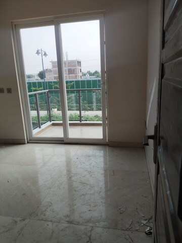 Balcony in 4 BHK Villa at Tata Primanti Villas, Sector 72 – for Rent