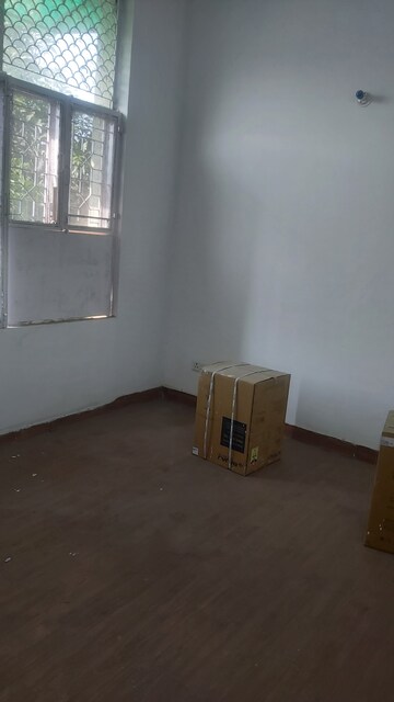 Furnished Amenities in 3.5 BHK Apartment at Mayur Vihar 1 – for Rent