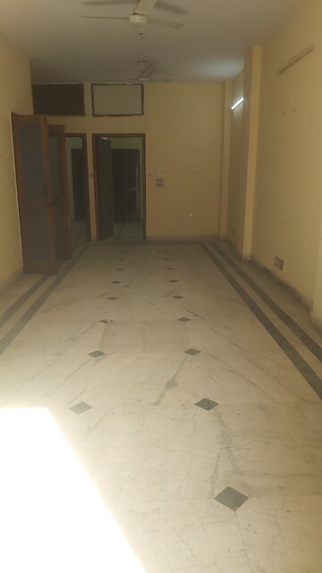 Furnished Amenities in 3.5 BHK Apartment at Mayur Vihar 1 – for Rent