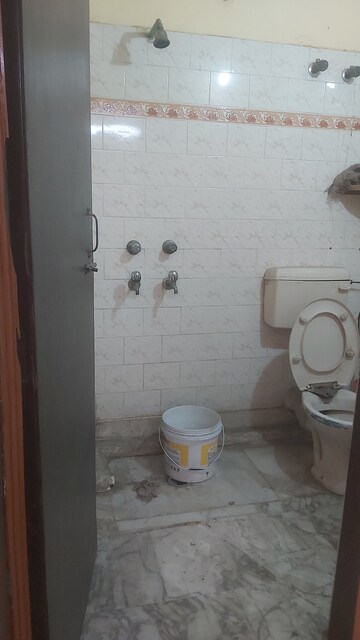 Bathroom in 3.5 BHK Apartment at Mayur Vihar 1 – for Rent