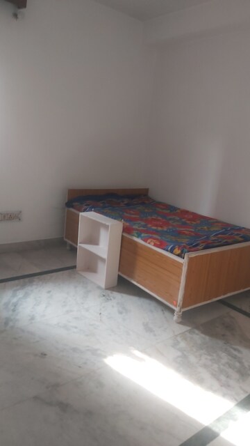 Furnished Amenities in 1.5 BHK Builder Floor at Mayur Vihar – for Rent