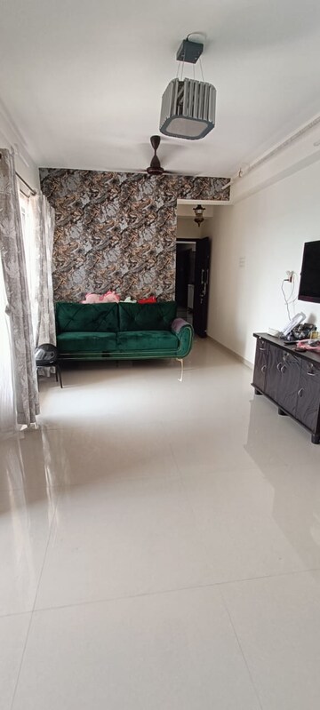 Furnished Amenities in 2 BHK Apartment at Malad West – for Rent