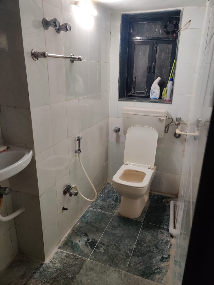 Bathroom, marathon-monte-south 3 Bedroom 1408 Sq.Ft. Apartment In Byculla West Mumbai 8221131