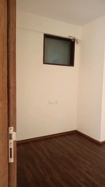Room in 3.5 BHK Apartment at Andheri West – for Rent