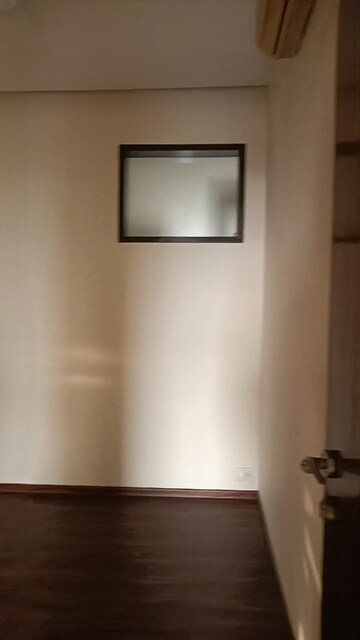 Room in 3.5 BHK Apartment at Andheri West – for Rent