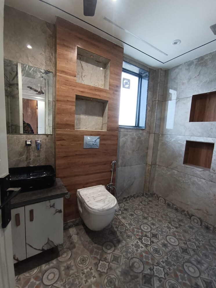 Bathroom, shalimar bagh 3 Bedroom 1000 Sq.Ft. Builder Floor In Shalimar Bagh Delhi 8221344